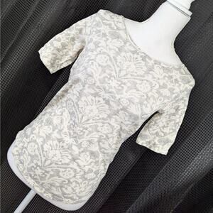 LOFT OUTLET! LIGHTWEIGHT, CREAM & GRAY FLORAL PRINT SHORT SLEEVE TEE, TOP! SZ XS